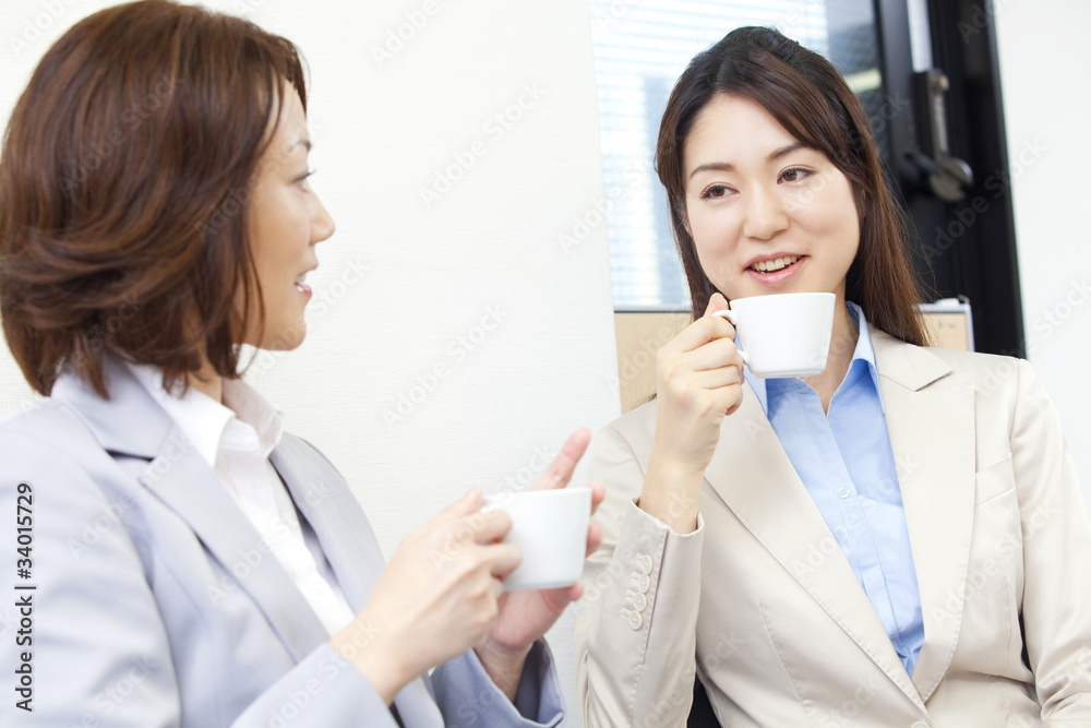 コーヒーを飲むOL2人 コーヒーを飲むOL2人