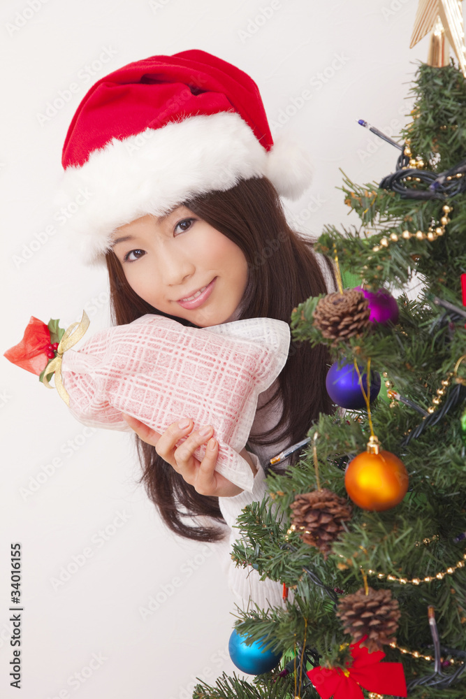 クリスマスプレゼントを持つ女性