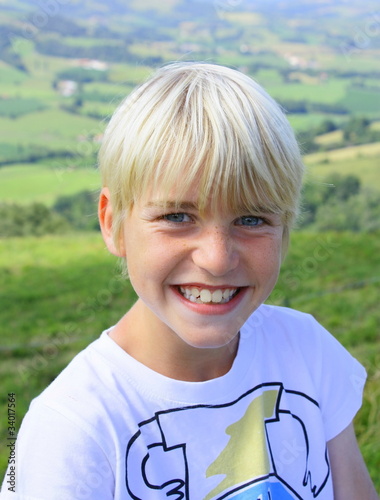 portrait enfant blond souriant © Patryssia