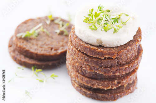 Roggenbrot mit Weichkäse