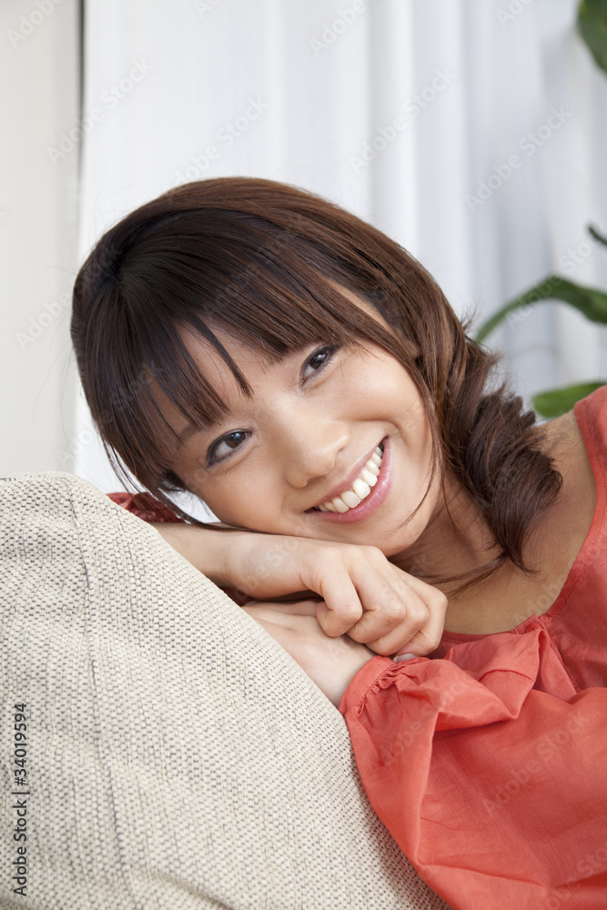 ソファに寄りかかる女性 ソファに寄りかかる女性