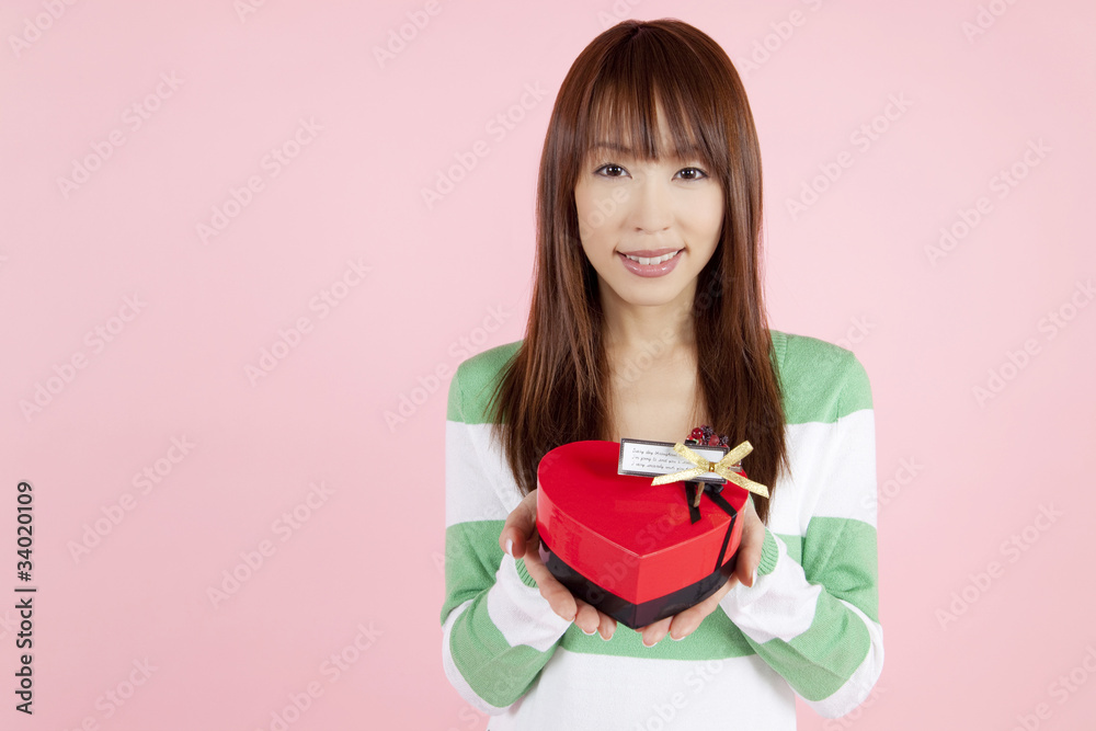 ハートのプレゼント箱を持つ女性 ハートのプレゼント箱を持つ女性