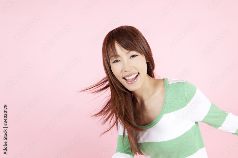 笑顔で振り返る女性 笑顔で振り返る女性