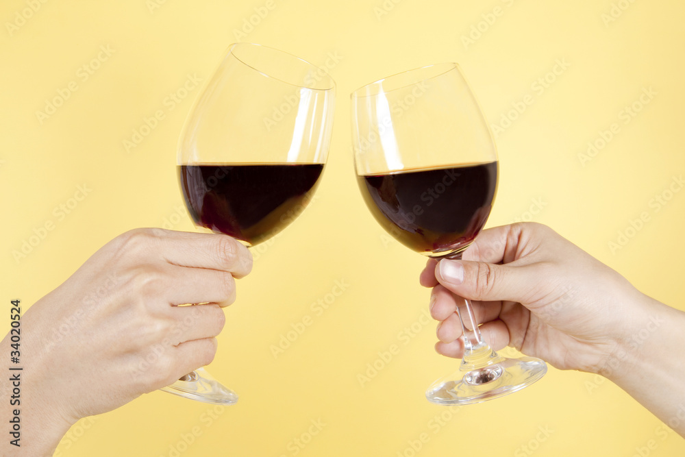ワインで乾杯する男女の手元