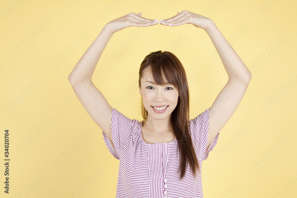 手で丸を作る女性 手で丸を作る女性