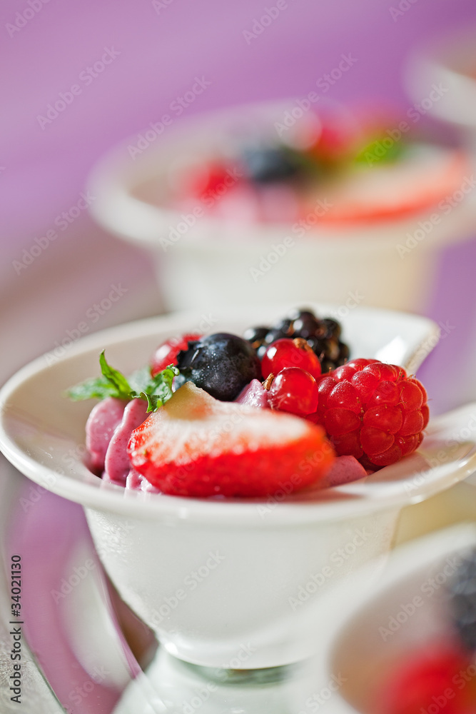 heidelbeercreme mit frischen Beeren heidelbeercreme mit frischen Beeren
