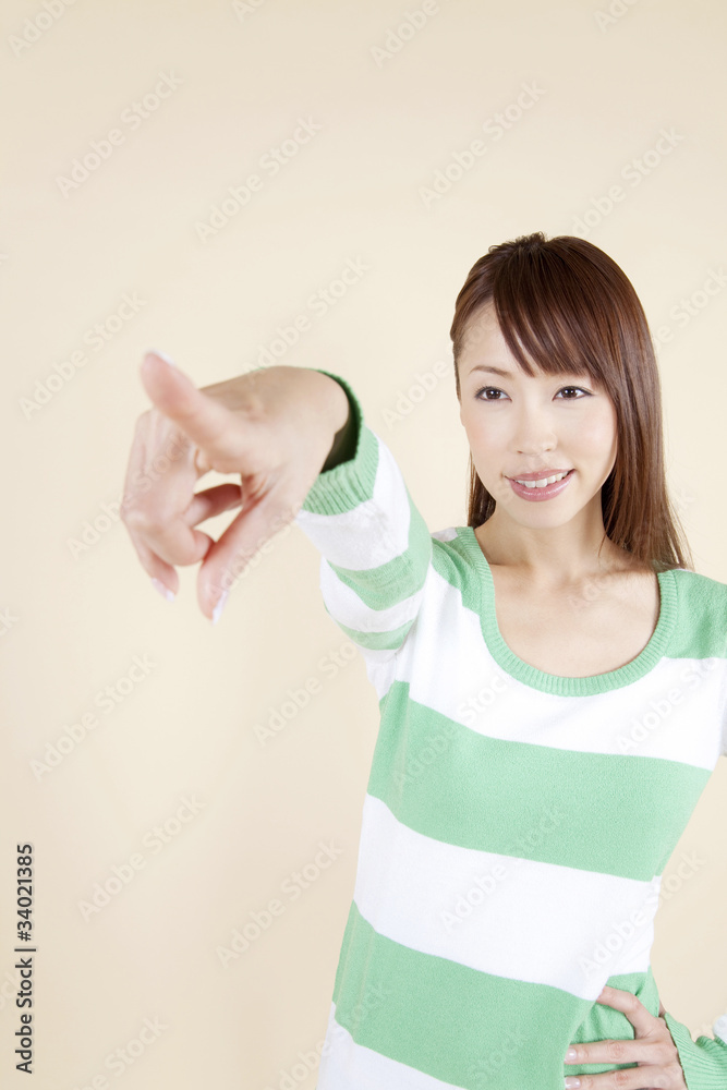 遠くを指差す女性 遠くを指差す女性