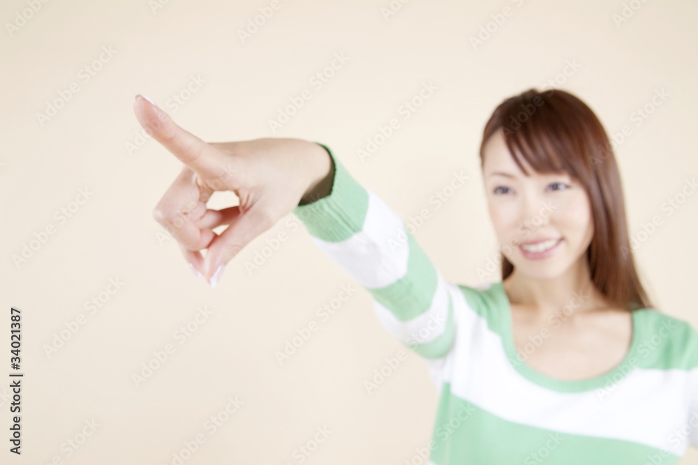 遠くを指差す女性 遠くを指差す女性