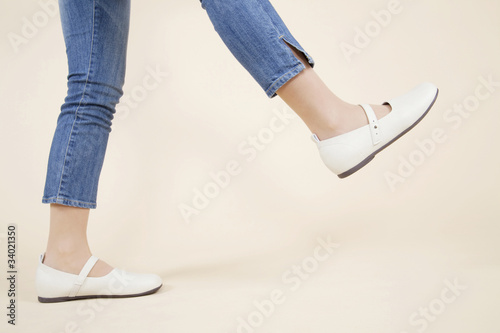 歩く女性の足元