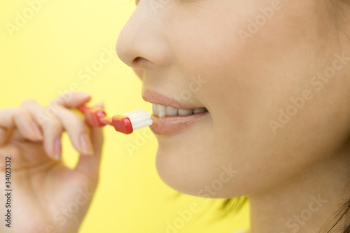 歯を磨く女性の口元