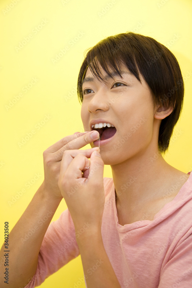 歯を磨く男性 歯を磨く男性