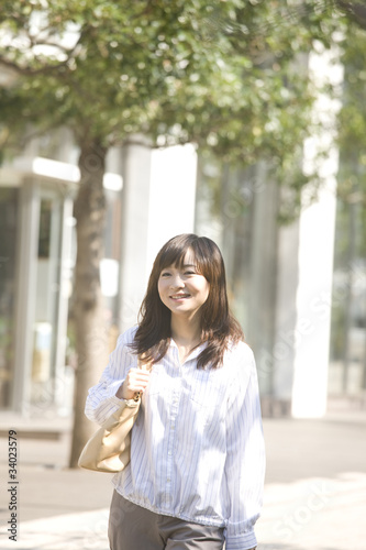 Free Download 通勤中の女性 - GFXLoad