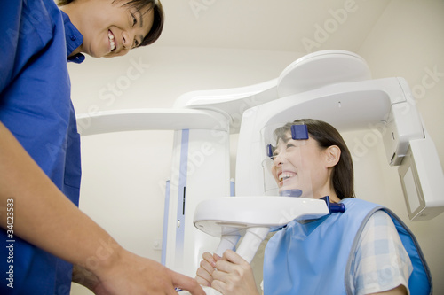歯のレントゲンを撮られる女性