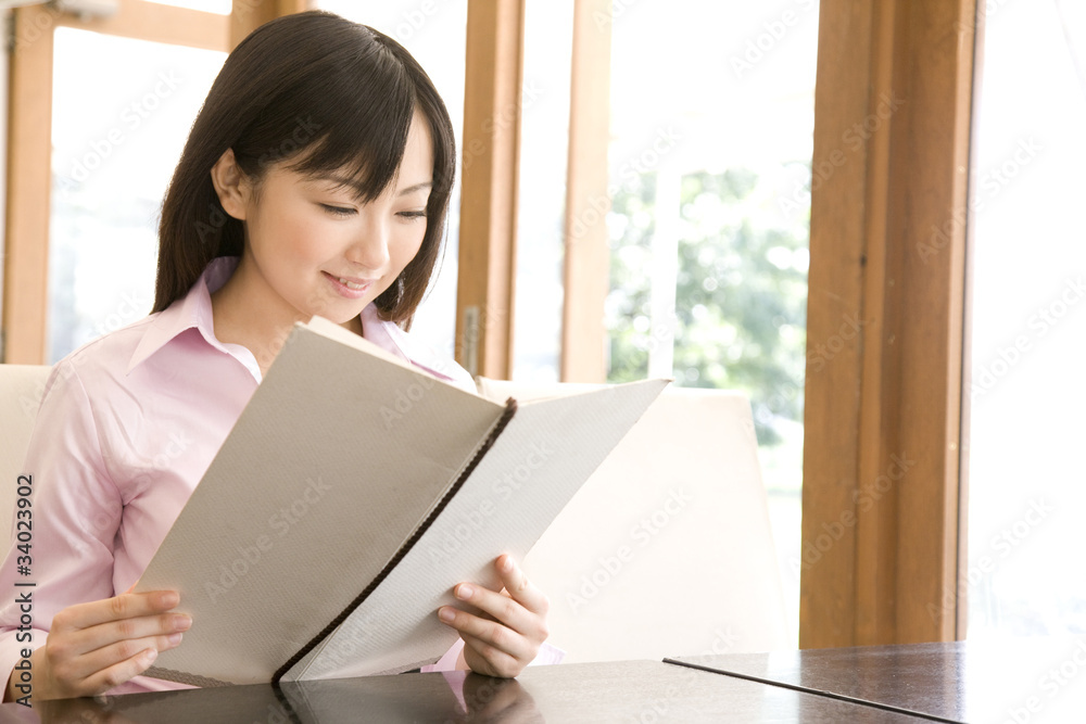 メニューボードを見る女性