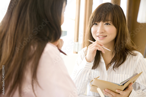 ランチミーティングをする2人の女性 photo