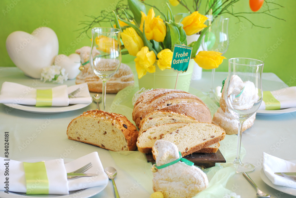 Obraz premium Gedeckter Ostertisch mit Blumen und Dekoherzen