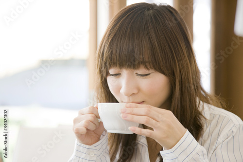 カフェでお茶を飲む女性