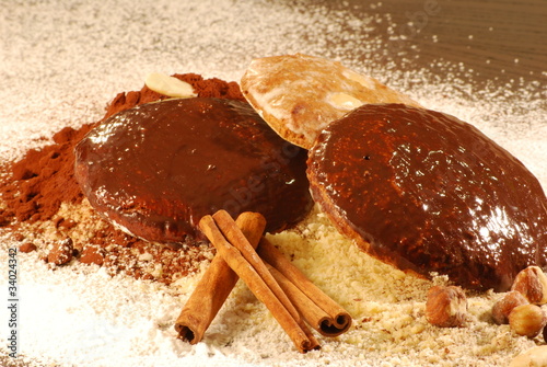 Lebkuchen mit Mandeln, Nüssen und Zimtstangen photo