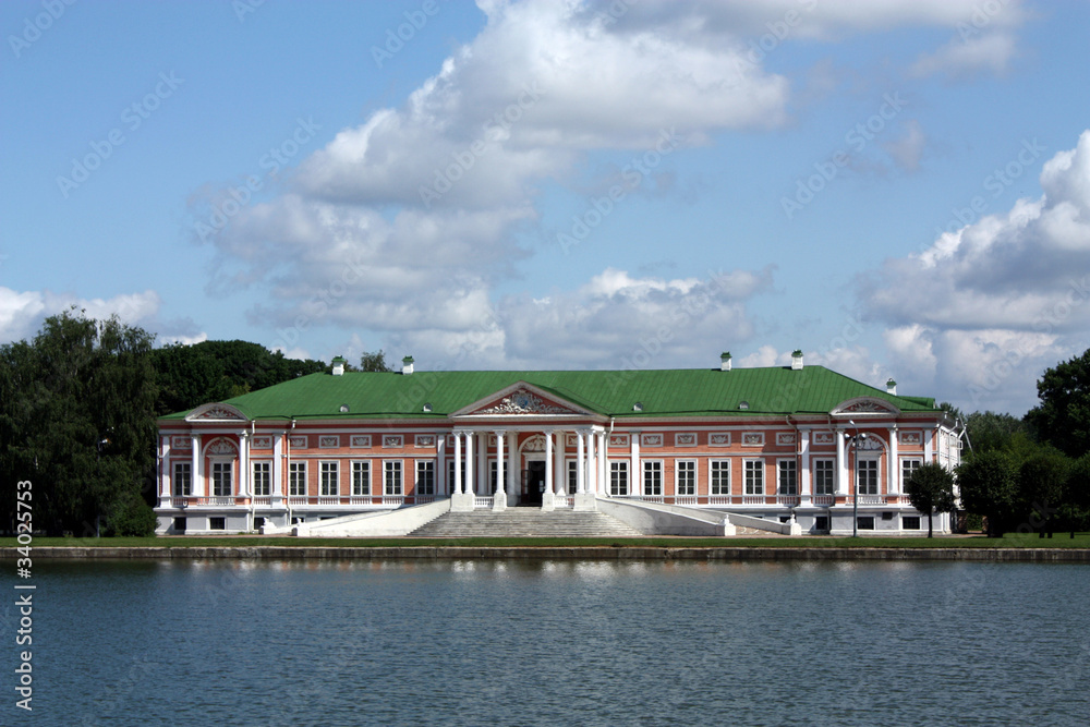 Obraz premium Kuskovo Estate. View of the ducal palace and palace church with