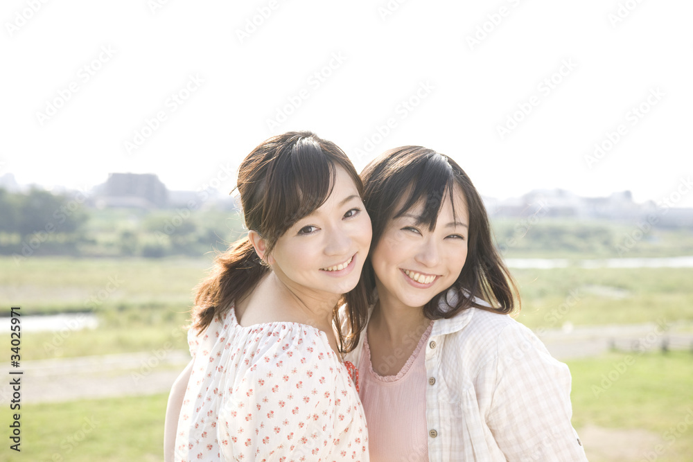 振り向く2人の女性 振り向く2人の女性