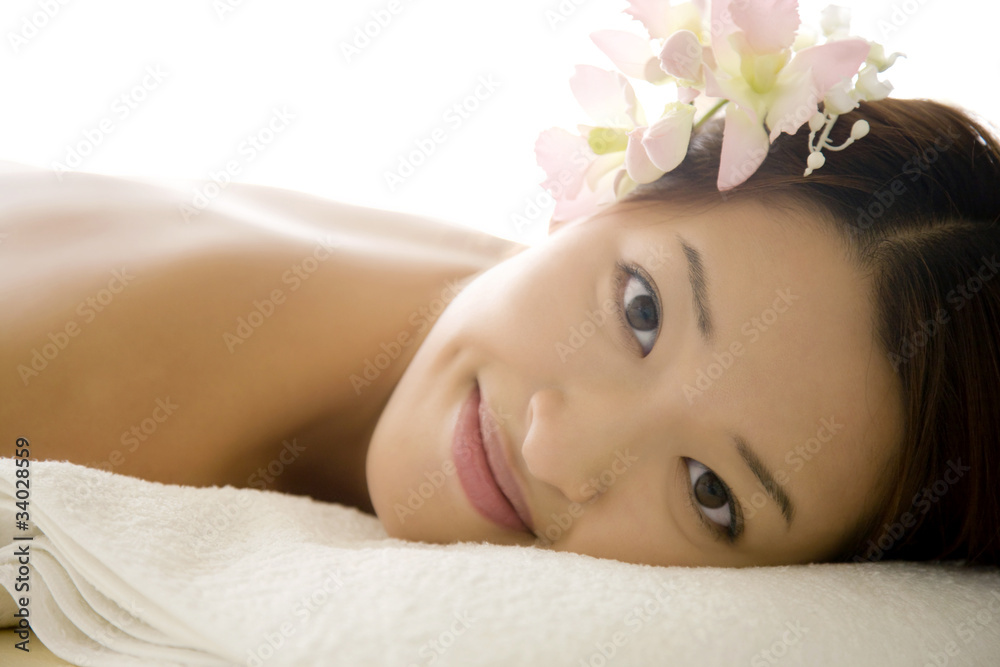 エステを受ける女性 エステを受ける女性