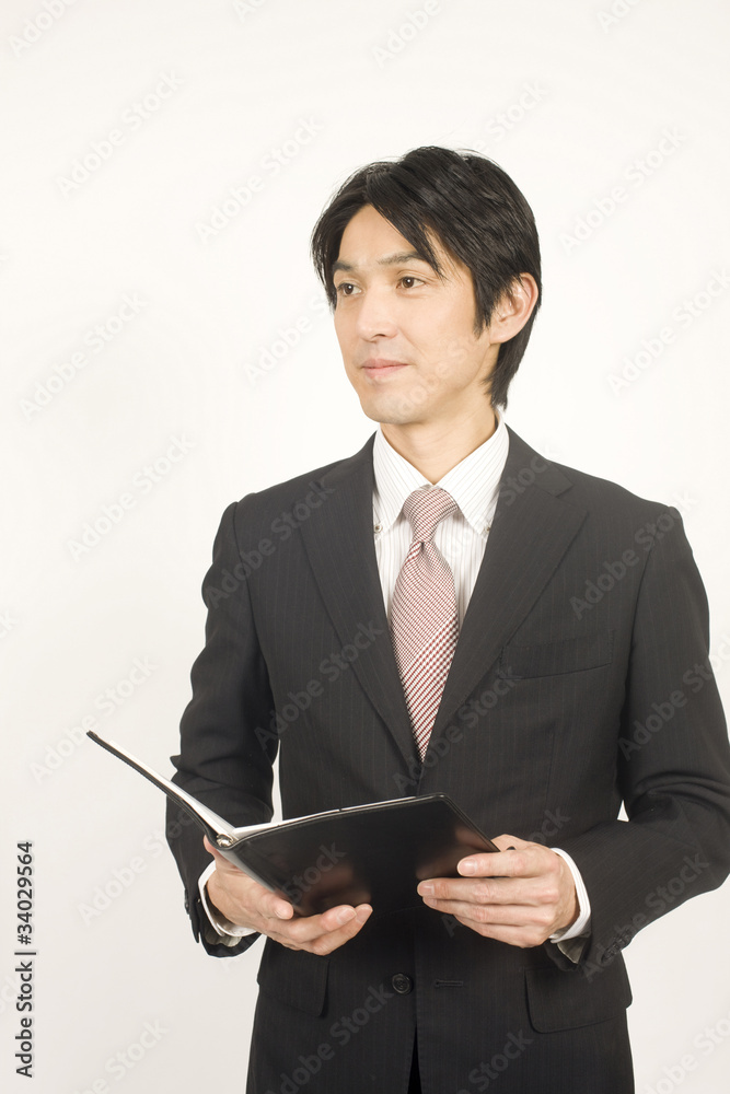 手帳を持っているビジネスマン 手帳を持っているビジネスマン