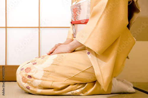 正座をする和服姿の女性