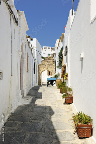 Fototapeta Naklejka Na Ścianę i Meble -  Typical narrow lane in Lindos