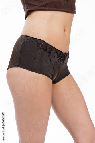 Ventre de femme mince de 3/4 en boxer