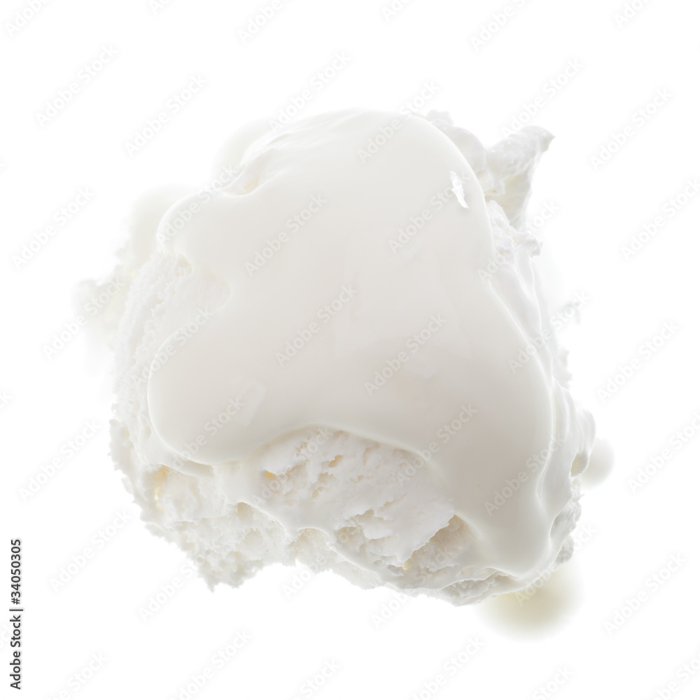 Eine Kugel Yoghurteis mit Yoghurt darüber Eine Kugel Yoghurteis mit Yoghurt darüber