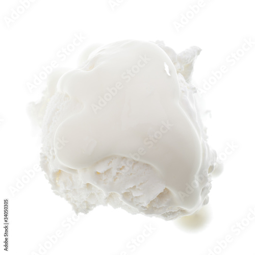 Eine Kugel Yoghurteis mit Yoghurt darüber