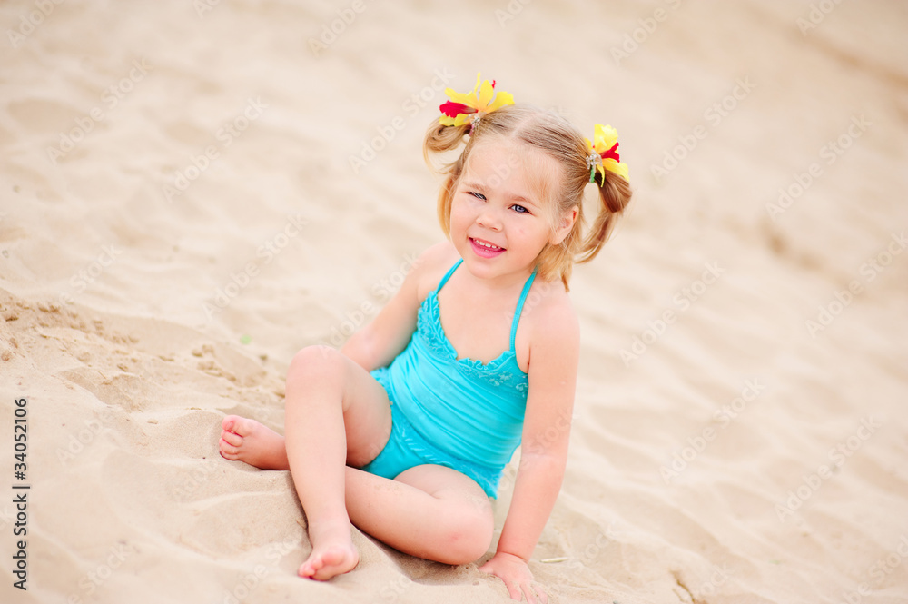 foto-de-pretty-little-girl-in-bikini-sit-in-the-beach-do-stock-adobe