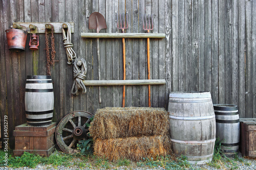 Stampa su tela barrel bale and fork in old barn