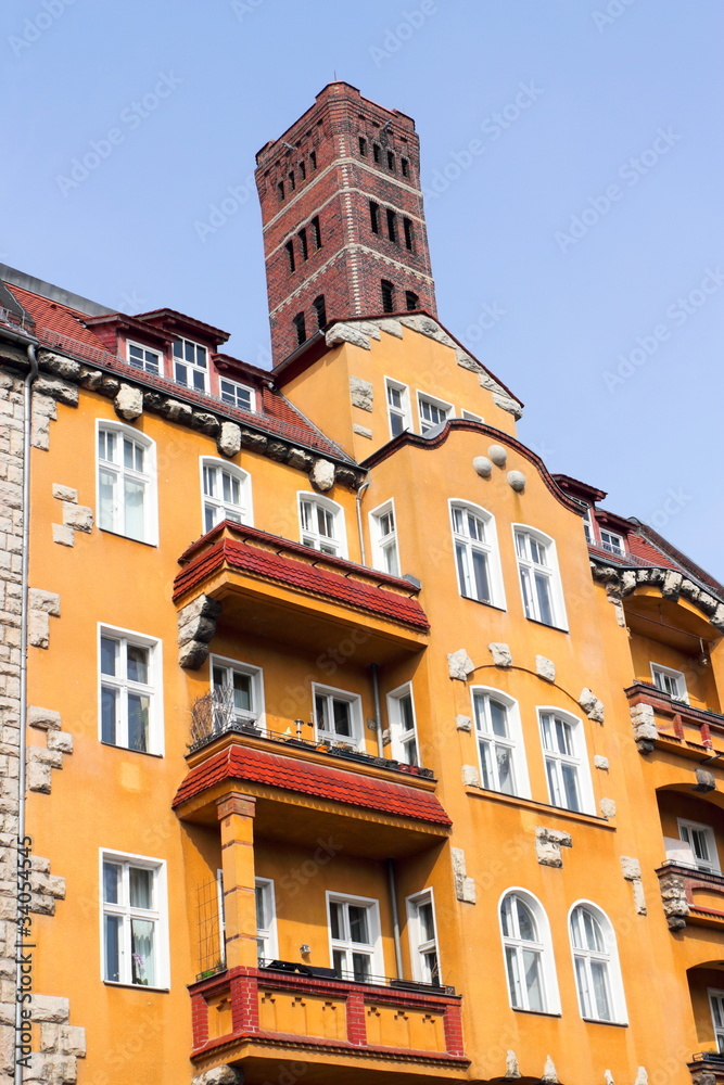 Berlin, Deutschland - Altbau mit Schrotkugelturm in Rummelsburg