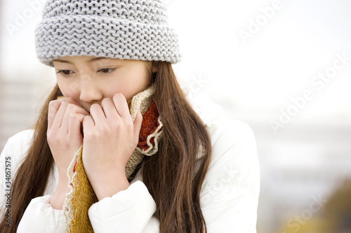 Foto 寒さをしのぐ女性