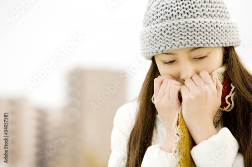 Foto 寒さをしのぐ女性