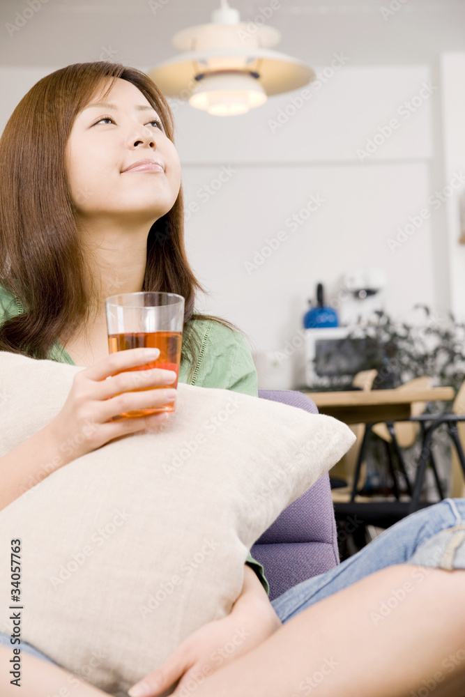 飲み物を飲む女性 飲み物を飲む女性