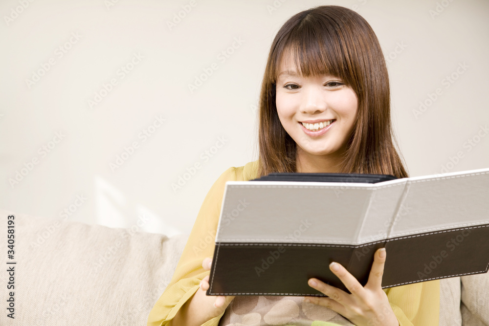 アルバムを見る女性 アルバムを見る女性