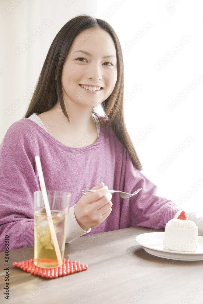 ケーキを食べる女性 ケーキを食べる女性