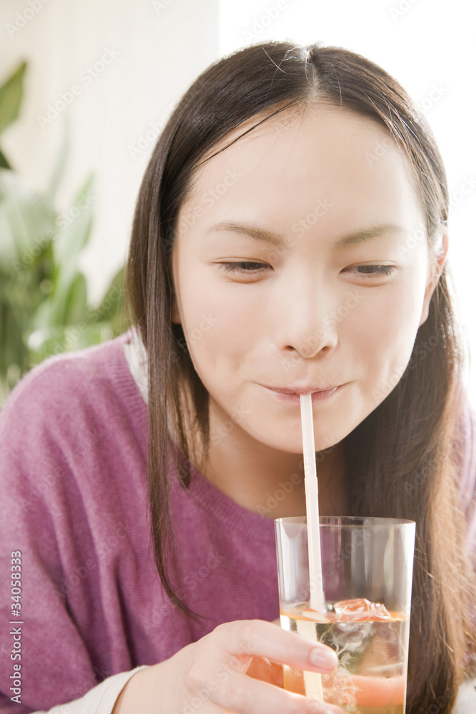 飲物を飲む女性 飲物を飲む女性