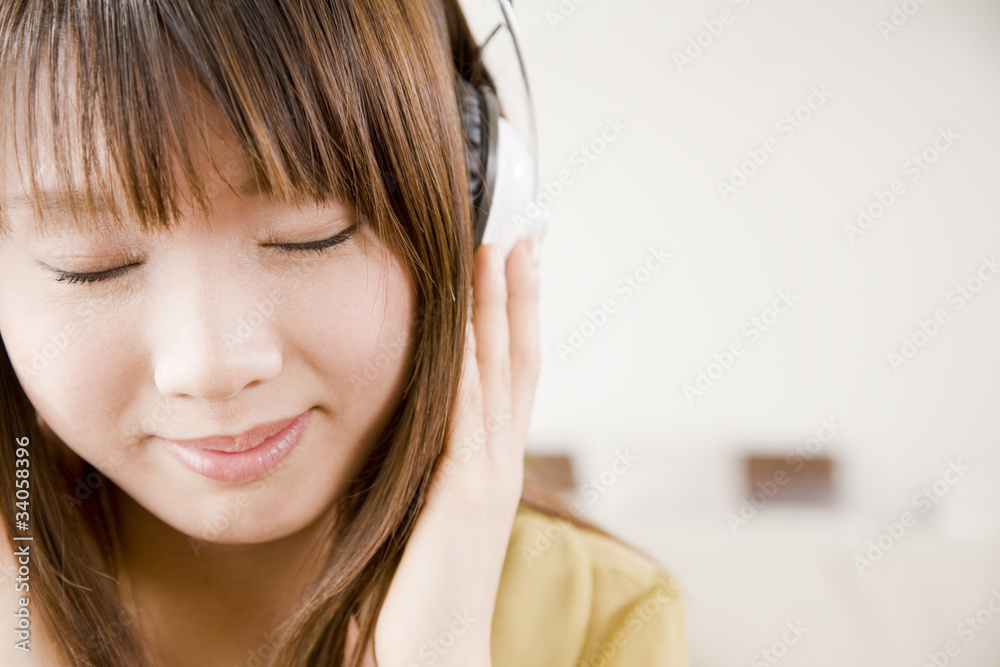 ヘッドフォンで音楽を聴く女性 ヘッドフォンで音楽を聴く女性