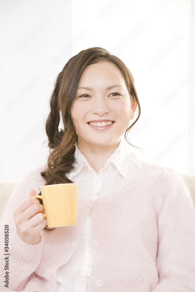 コップを持つ女性 コップを持つ女性