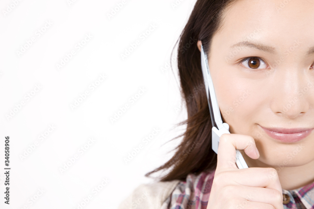 携帯電話で話をしている女性 携帯電話で話をしている女性