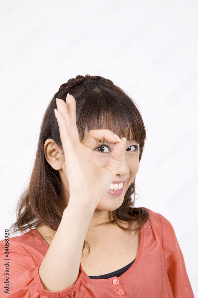 サインを出している女性 サインを出している女性