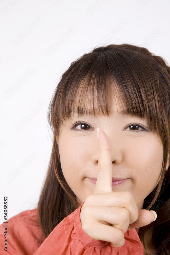 内緒話をしている女性 内緒話をしている女性
