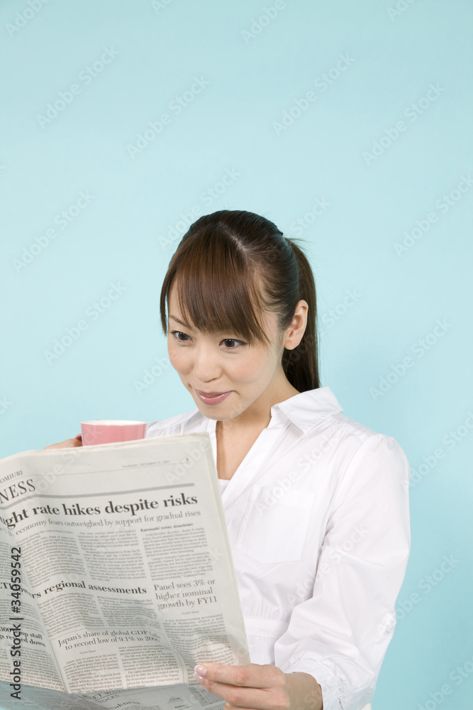 新聞を読む女性