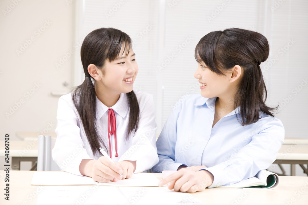 塾講師に勉強を教わる女子中学生 塾講師に勉強を教わる女子中学生