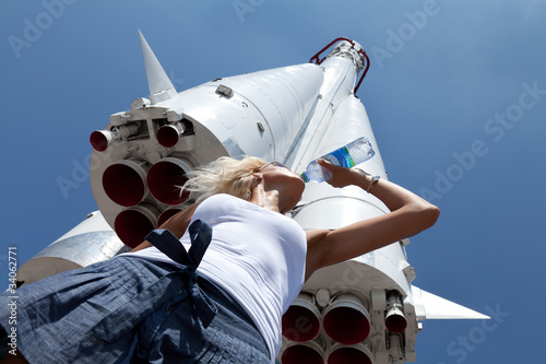 Блондинка на фоне космической ракеты.