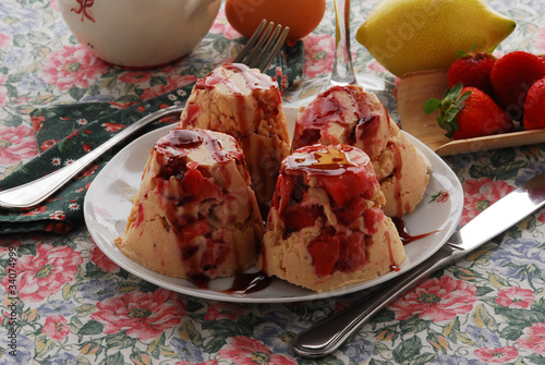 Helado de fresa con salsa de arándanos photo