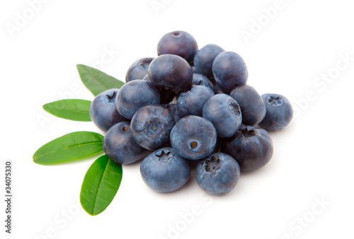 Billede på lærred Blueberries with green leaves isolated on white background